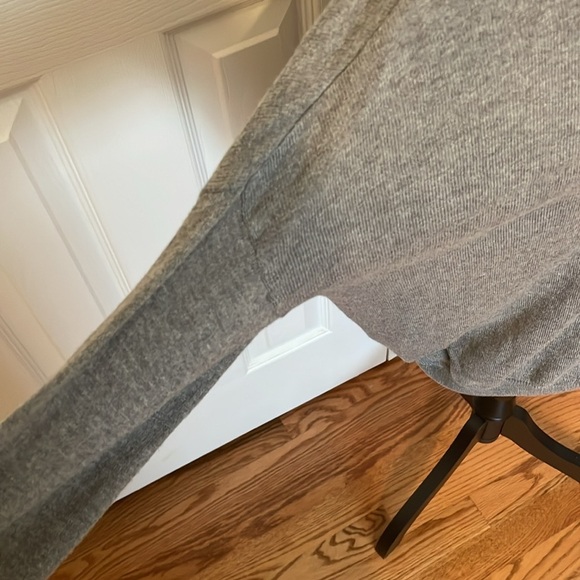 Pop Sugar Women’s Sweater Size Large Gray Soft EUC Split Hem V Neck Casual - Picture 4 of 10